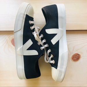 Veja Wata Organic Black Cotton Skeaners 10